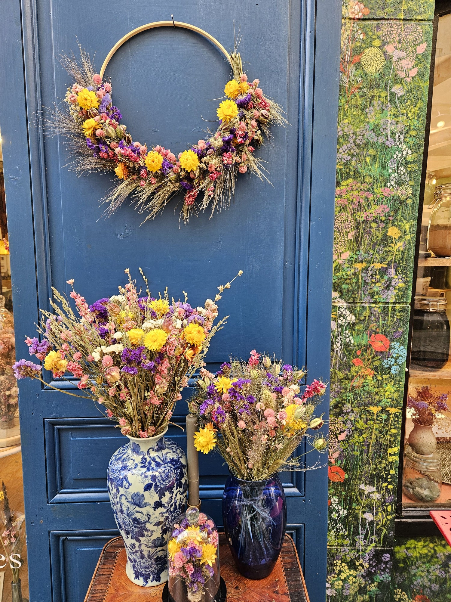 Bouquet de fleurs séchées le Charlotte immortelles jaune, des statices violette et blanche, des pieds d'alouette roses, des herbes sauvages.