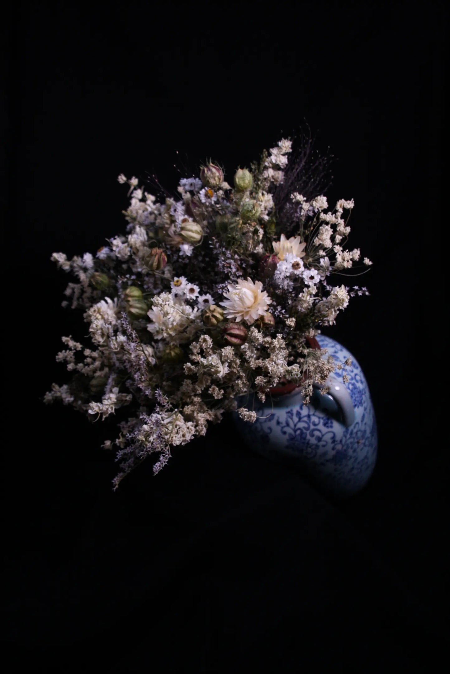 Bouquet de mariée en fleurs séchées blanc et vert modèle L'Ingénue