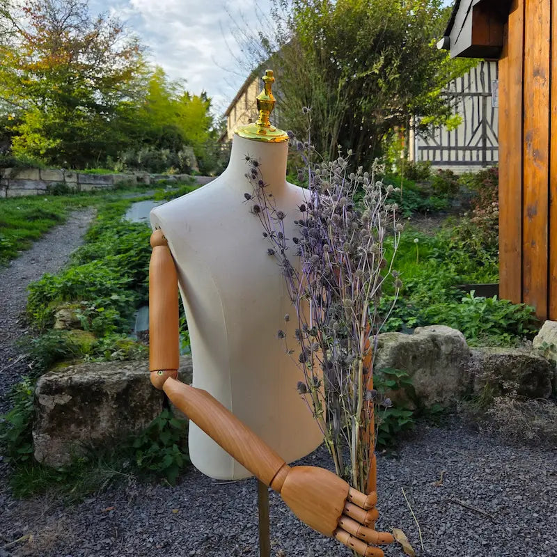 Création DIY d'une boutonnière pour marié associant le caractère fort du chardon bleu à la douceur vaporeuse des graminées environnantes.