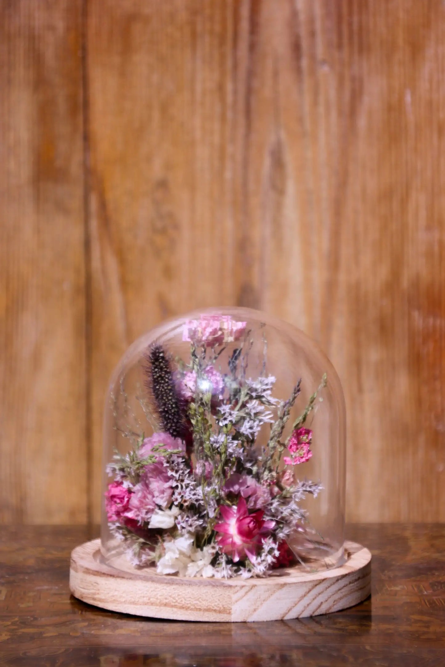 Décoration et cadeau durable : délicate cloche en verre et fleurs séchées éternelles.