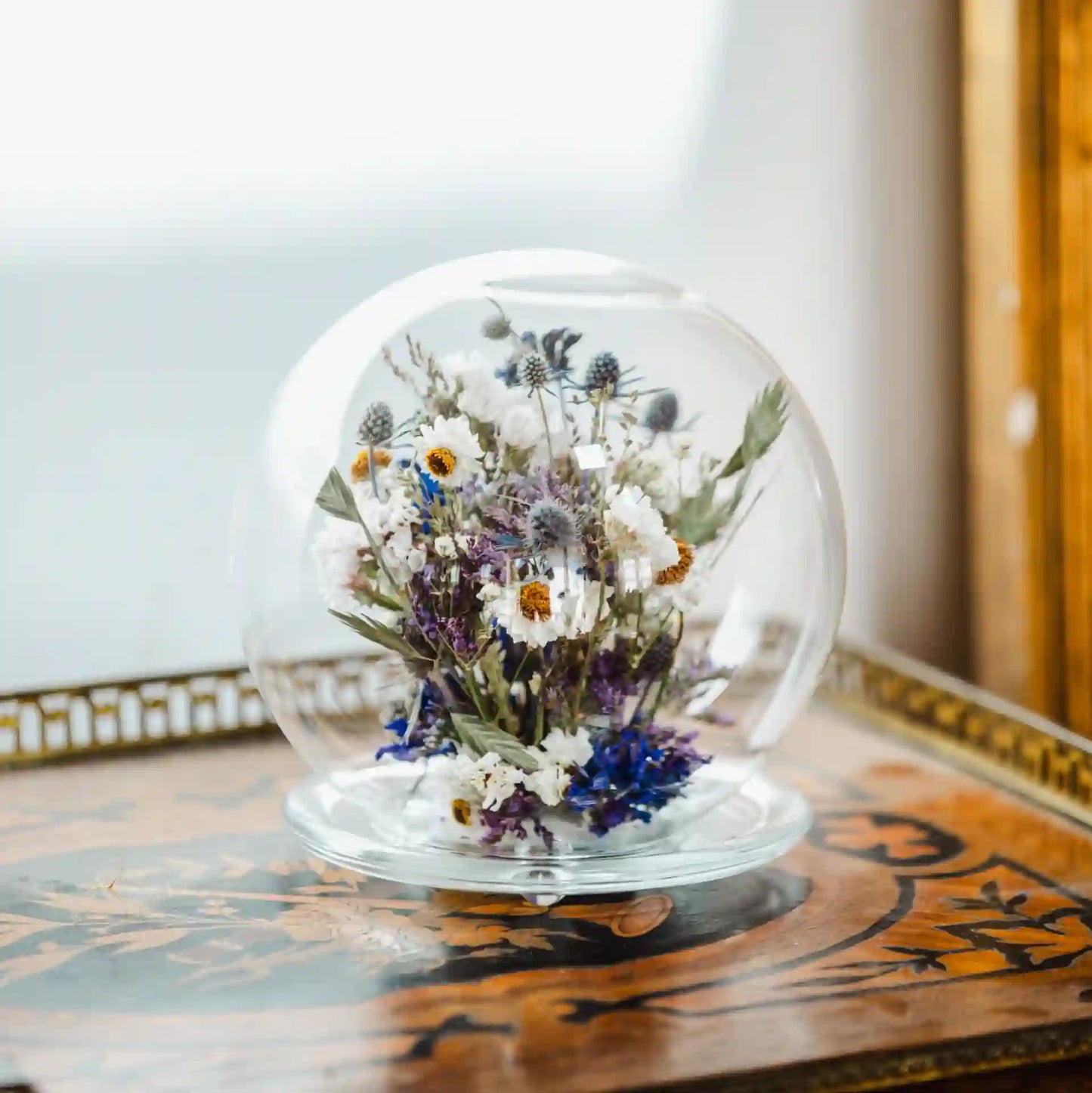 Globe terrarium en verre avec fleurs séchées bleues et blanches marines Cherbourg