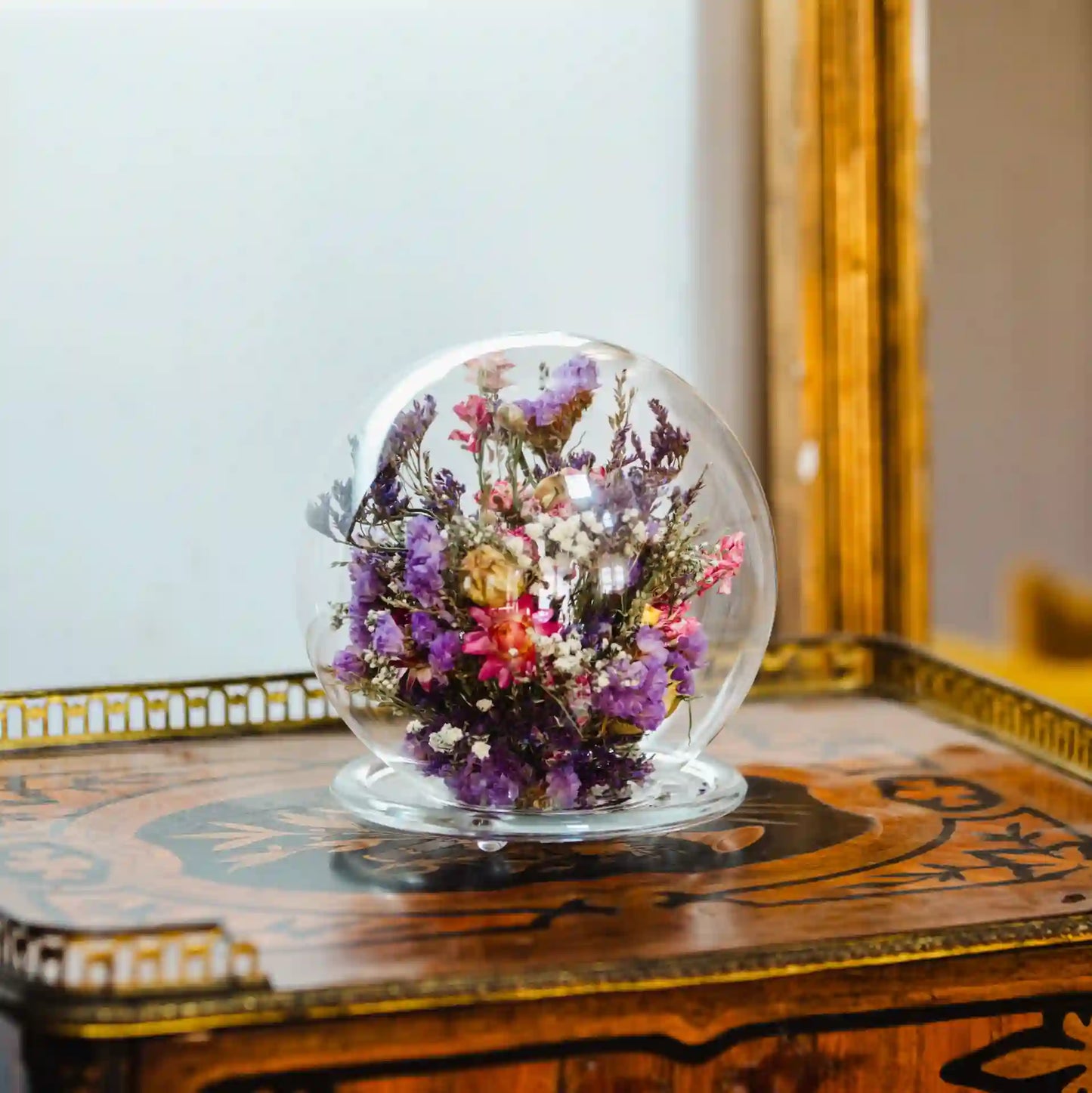 Bulle de verre délicate contenant des fleurs séchées teintes pastel rose et parme Honfleur