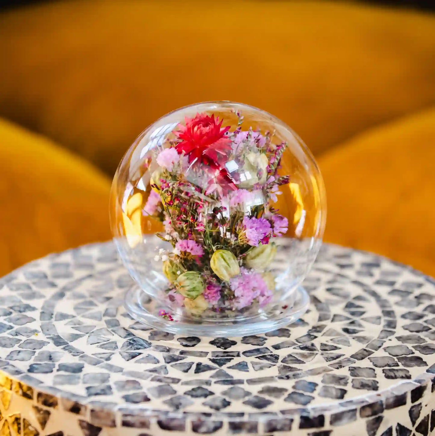 Objet décoratif romantique : cloche artisanale en fleurs naturelles rouges cultivées en France