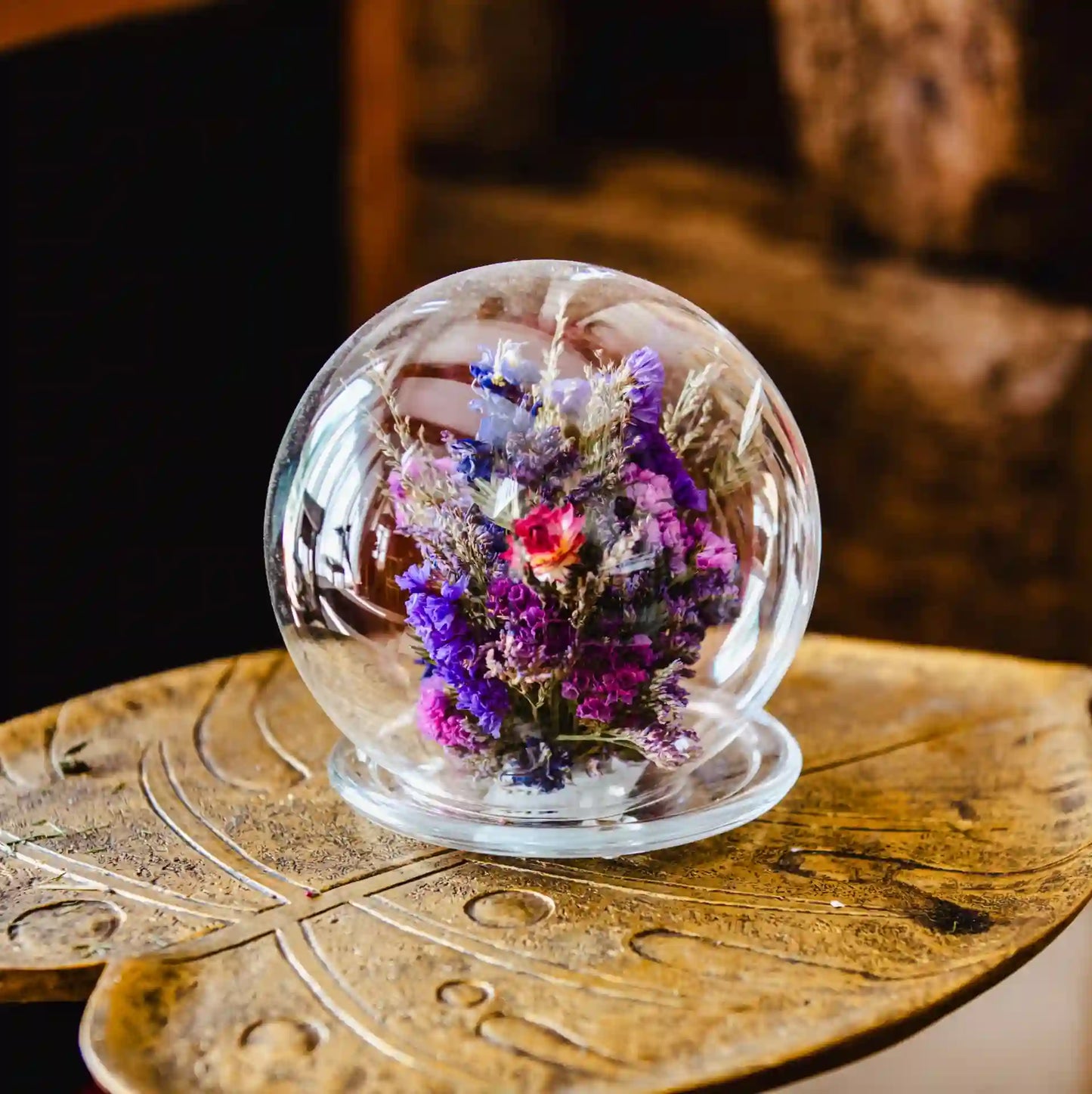Cloche sphérique en verre élégante avec fleurs séchées violettes et fuchsia Ouistreham