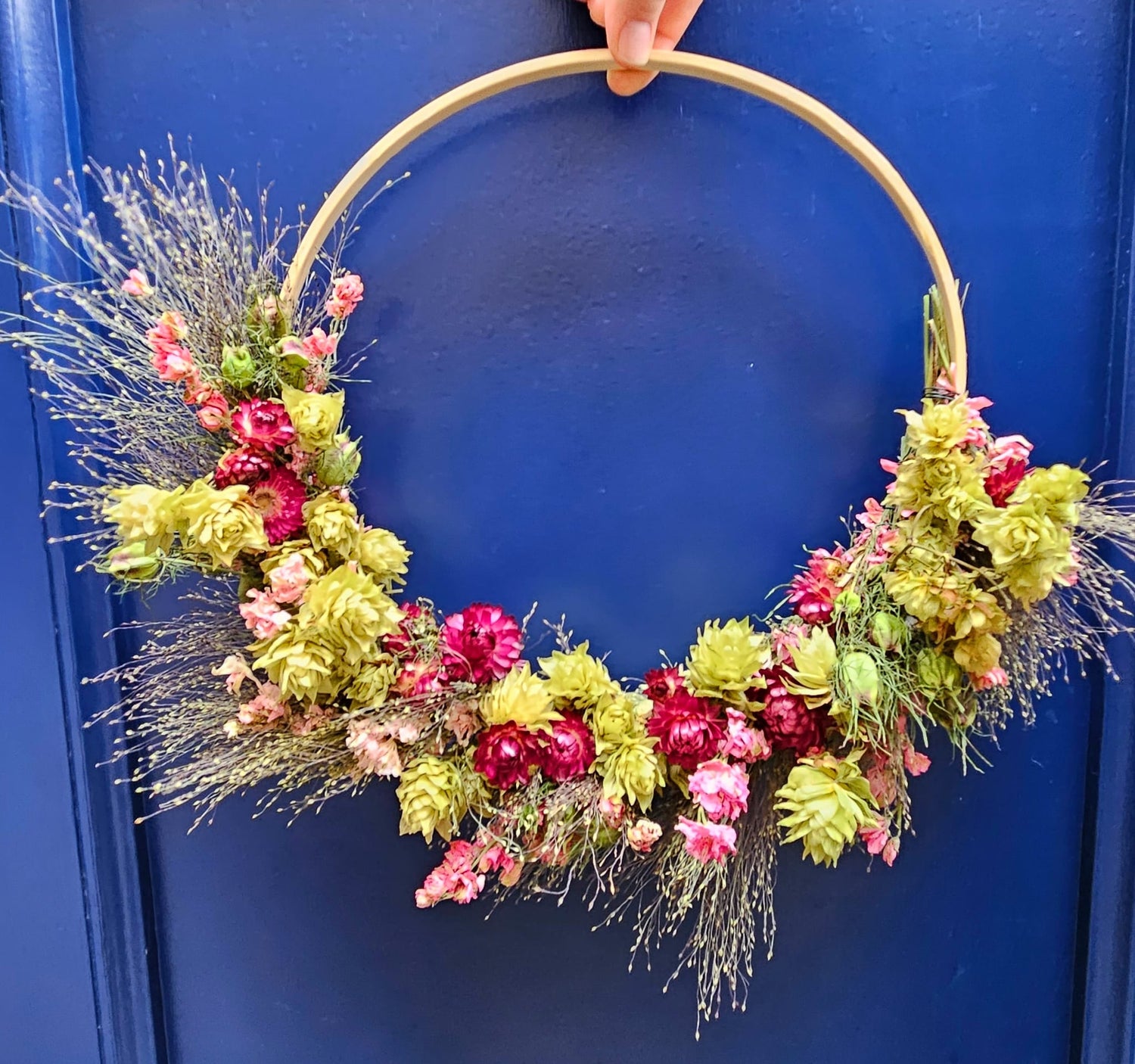 Couronne de fleurs séchées DIY apprenez à notre stage atelier à la ferme florale Fleurs de la Clarté en Normandie EVJF