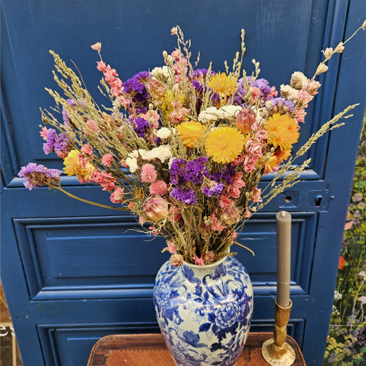 Bouquet de fleurs séchées le Charlotte immortelles jaune, des statices violette et blanche, des pieds d'alouette roses, des herbes sauvages.