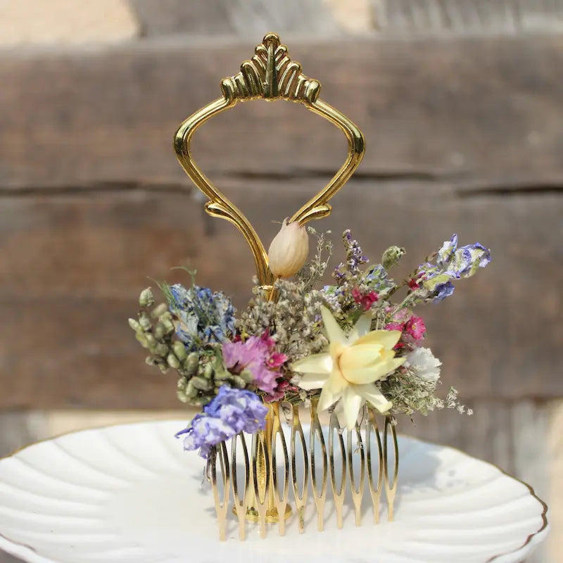 Broche réalisée lors d'un atelier fleurs séchées DIY à la ferme en Normandie dans le cadre d'un EVJF pour la mariée