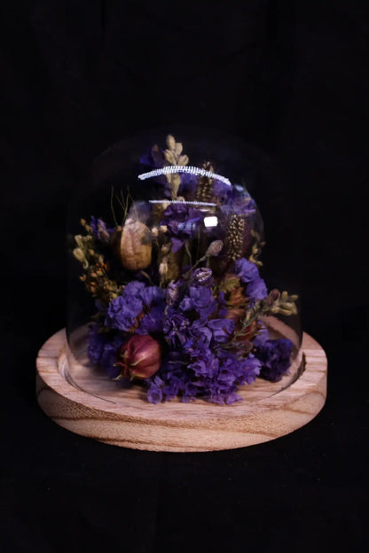 Créez une ambiance romantique avec cette cloche florale délicatement assemblée à la main.