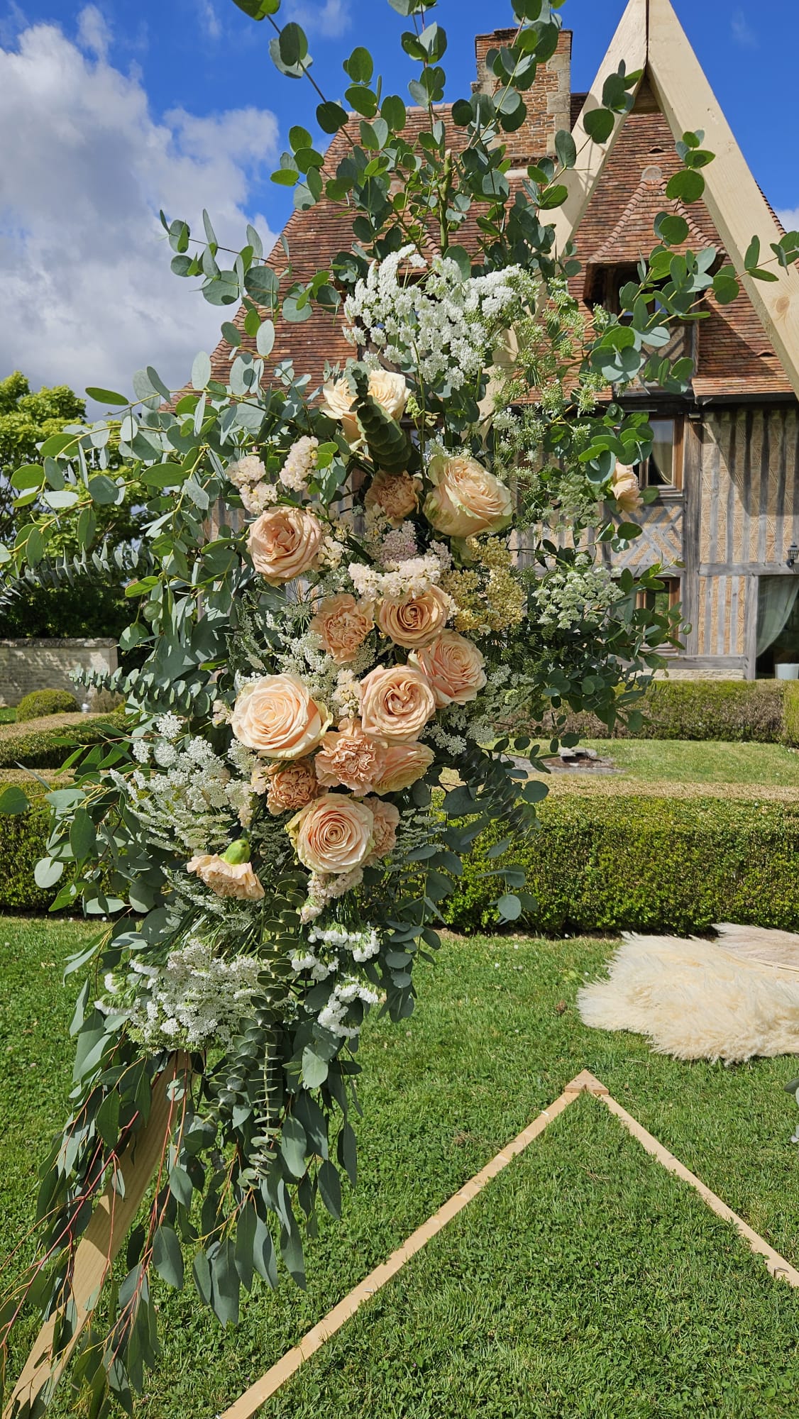 Arche fleurie pour un mariage en Normandie dans le Pays d'Auge par les Fleurs de la Clarté