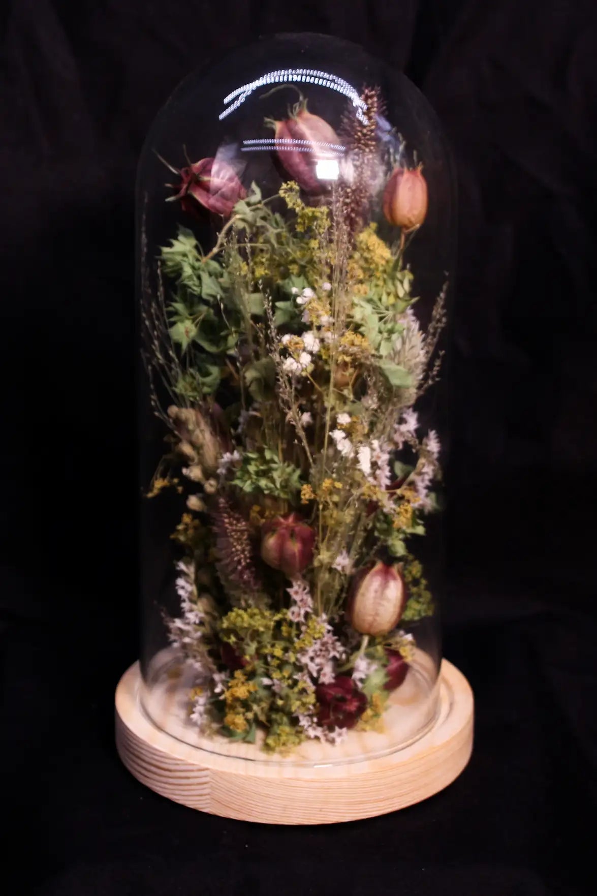 Artisanat floral de Normandie : cloche en verre décorative par Fleurs de la Clarté.