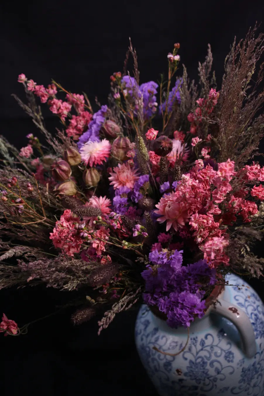 Assemblage artisanal de fleurs séchées avec statice violet et rose