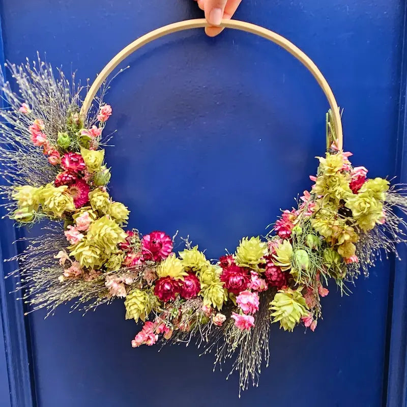 Couronne murale de fleurs séchées réalisé lors d'un atelier couronne de fleurs séchées DIY à la ferme en Normandie