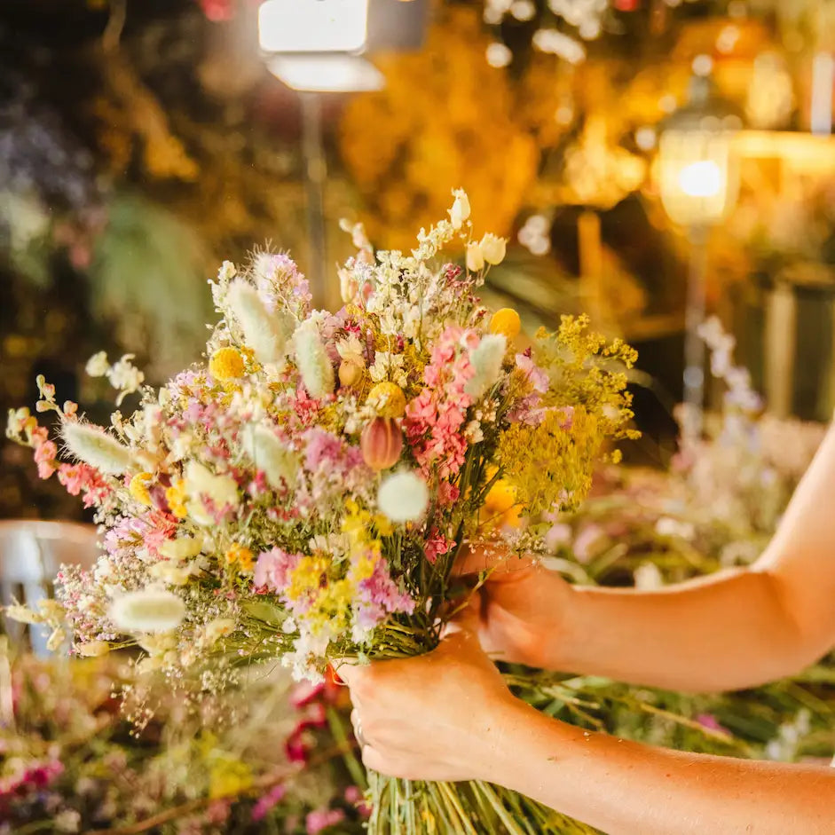Participante à un atelier Do It Your Self réalisant un bouquet à la ferme florale dans le cadre d'un enterrement de Vie de Jeune Fille