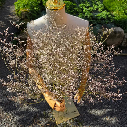 Structuration architecturale d'un bouquet séché contemporain et très allongé utilisant judicieusement la géométrie sinueuse et rebelle du limonium blanc.