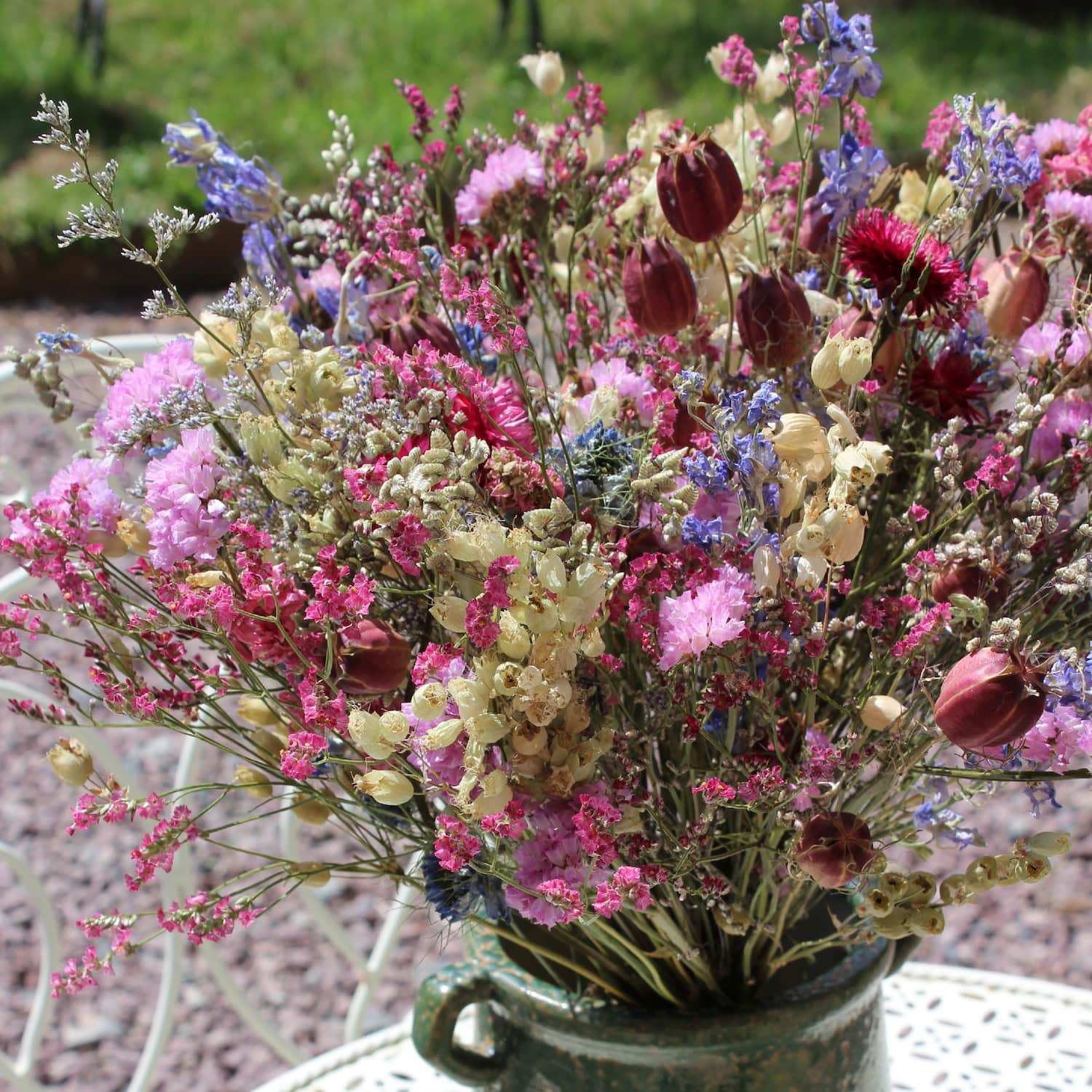 Bouquet généreux de fleurs séchées colorées (statices, delphiniums, nigelles) cultivées et assemblées à la main à la ferme florale Fleurs de la Clarté en Normandie.