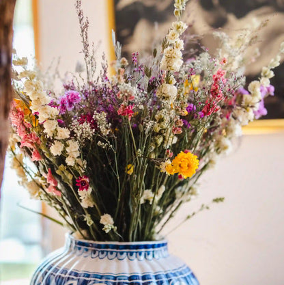 Fleurs naturelles et poétiques jaune et rose cultivées sans traitement par notre ferme florale