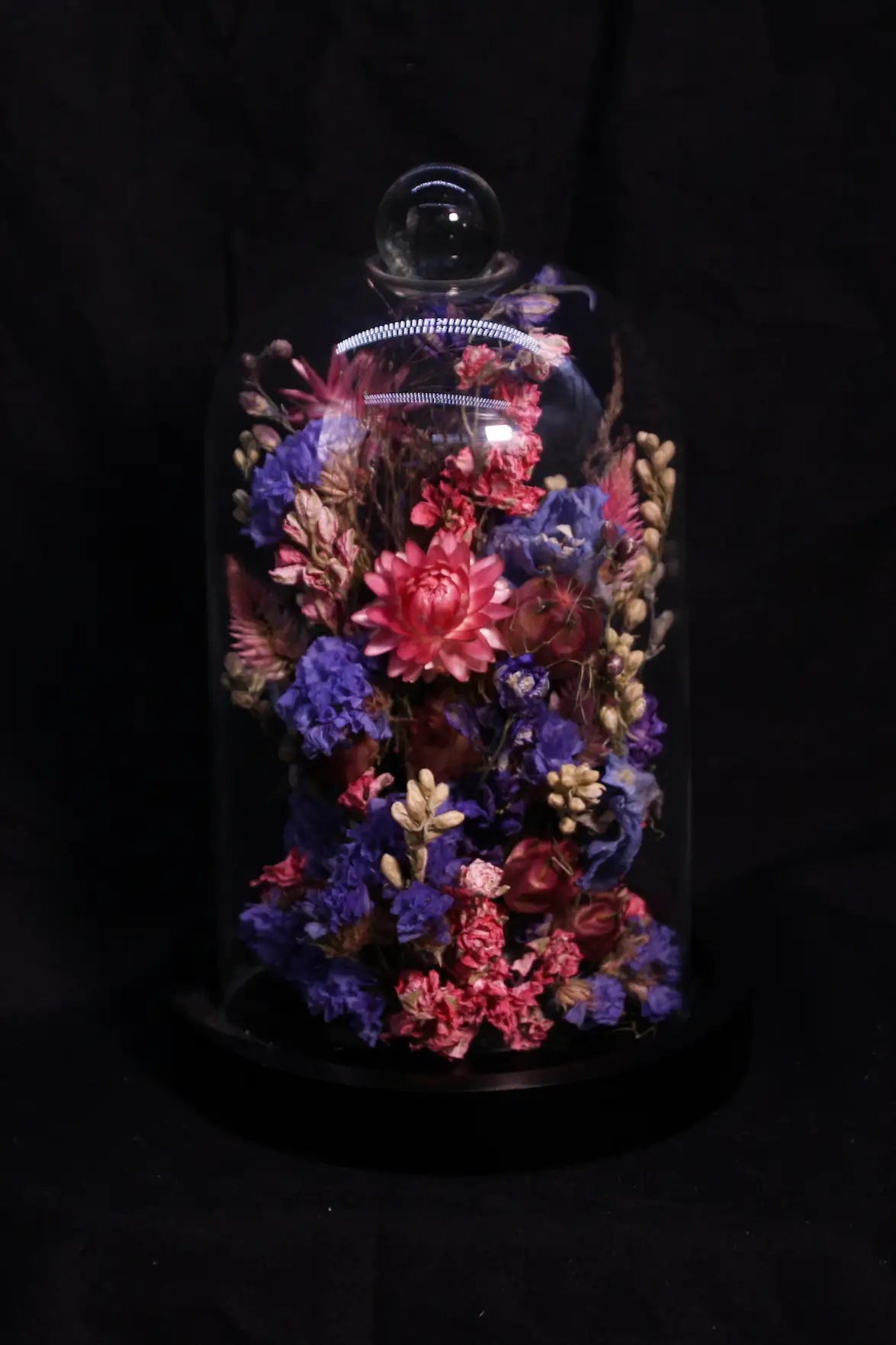 Cloche fleurie sous verre disponible sur la boutique en ligne Fleurs de la Clarté.