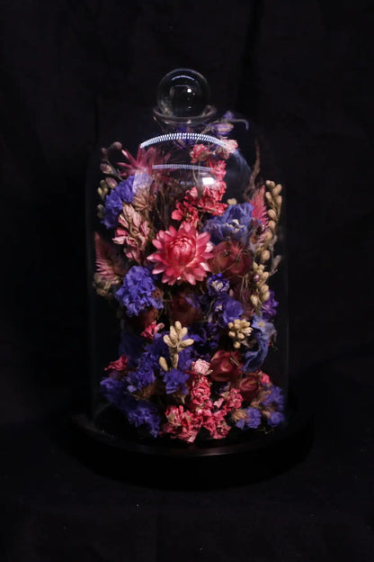Cloche fleurie sous verre disponible sur la boutique en ligne Fleurs de la Clarté.