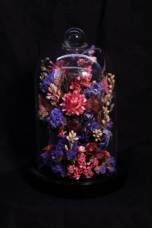 Cloche fleurie sous verre disponible sur la boutique en ligne Fleurs de la Clarté.