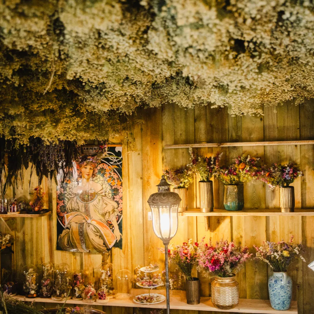 vue de l'intérieur de la boutique à la ferme florale des Fleurs de la Clarté avec des bouquets de fleurs séchées et des cloches fleuries 