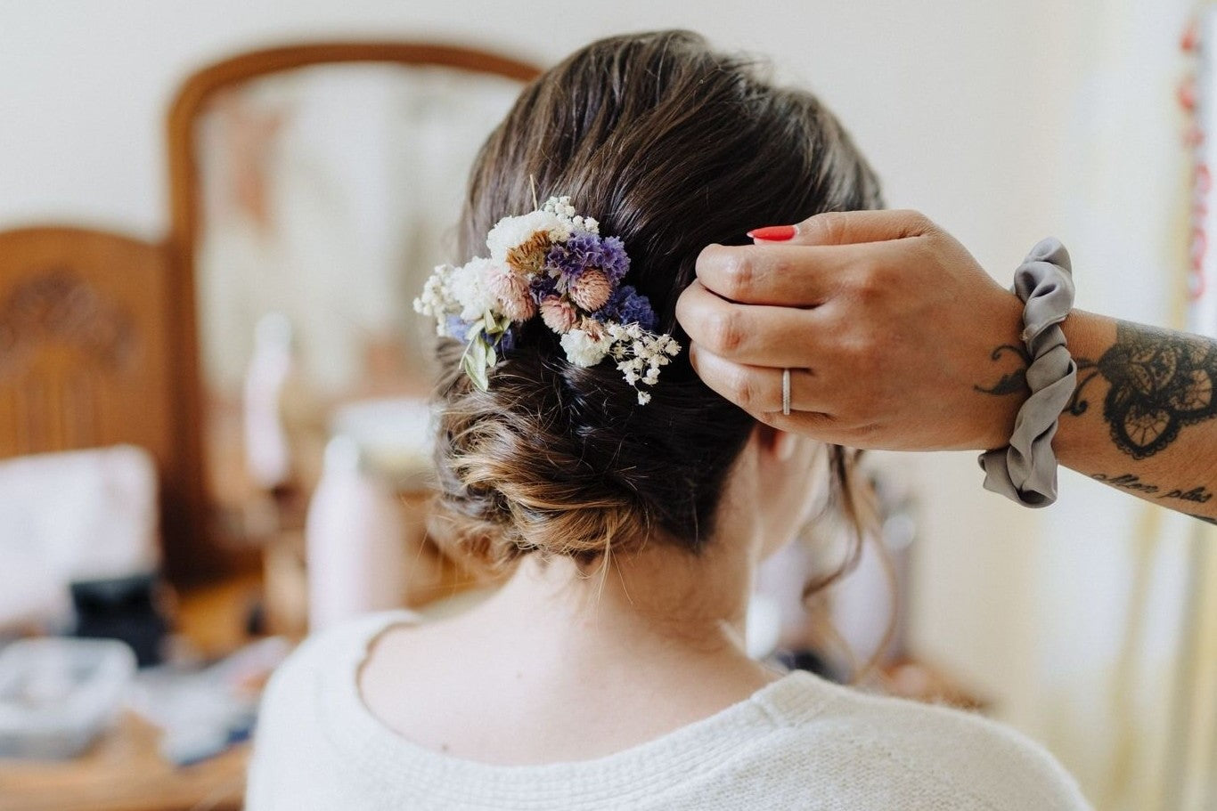 Peigne en fleurs séchées pour la séance de coiffure à dozulé