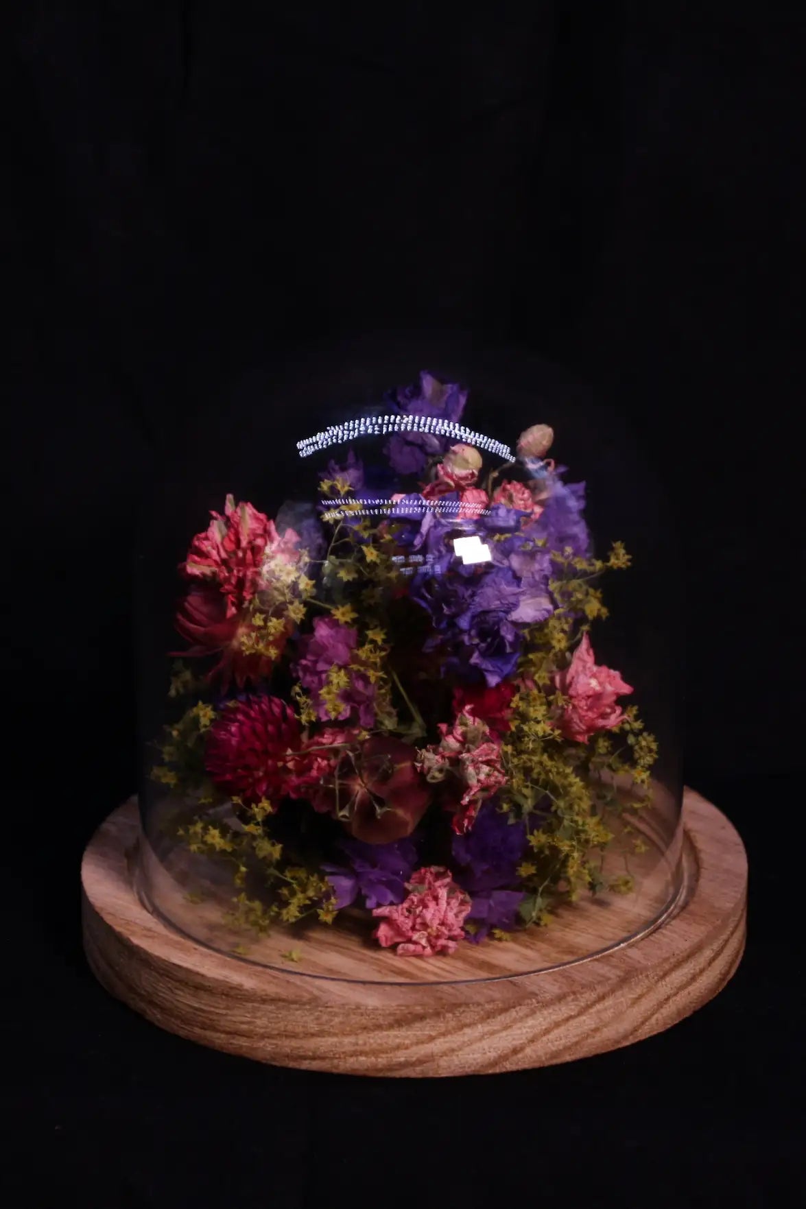 Globe de fleurs séchées douces, une belle idée de cadeau de naissance durable et poétique.