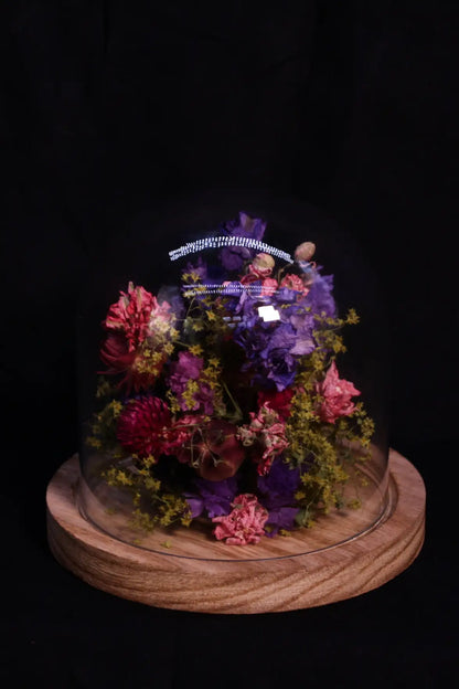 Globe de fleurs séchées douces, une belle idée de cadeau de naissance durable et poétique.