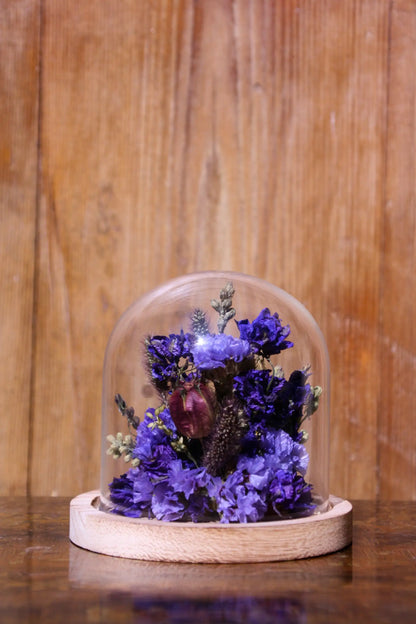 Idée cadeau pour la fête des Mères : globe de fleurs séchées poétique et durable.