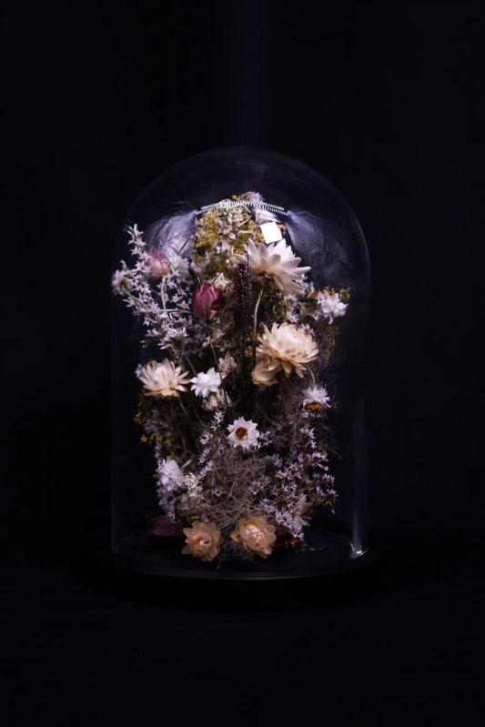 Cadeau tendre pour la fête des Grands-Mères : cloche de fleurs séchées artisanale.