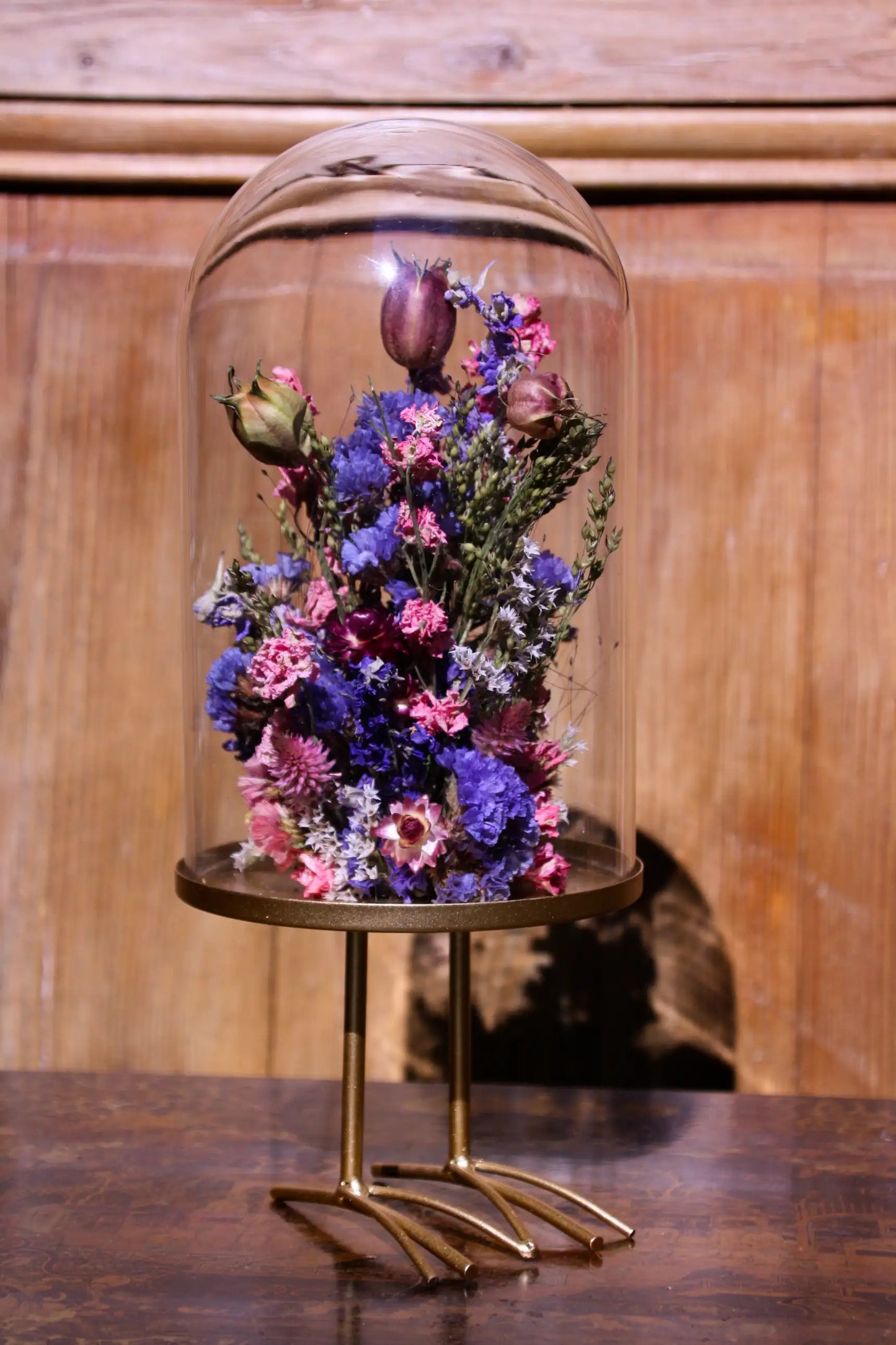 Cloche décorative intemporelle remplie de délicates fleurs séchées naturelles assemblées à la main.