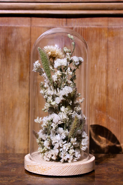 Un cadeau de mariage inoubliable avec cette somptueuse cloche de fleurs séchées éternelles.