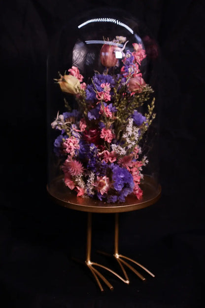 Élégante cloche florale glamour pour sublimer votre intérieur avec des fleurs séchées colorées.
