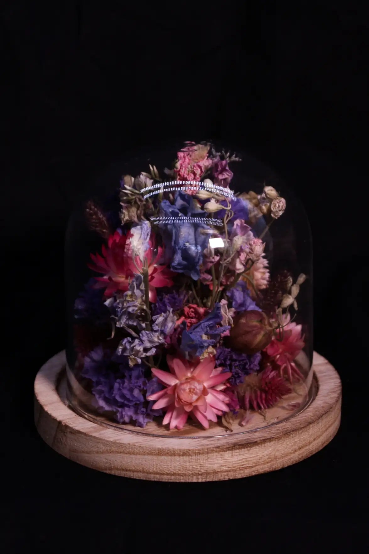 Cloche de fleurs séchées à l'esprit naturel et boisé de la ferme Fleurs de la Clarté.