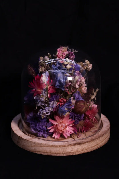 Cloche de fleurs séchées à l'esprit naturel et boisé de la ferme Fleurs de la Clarté.