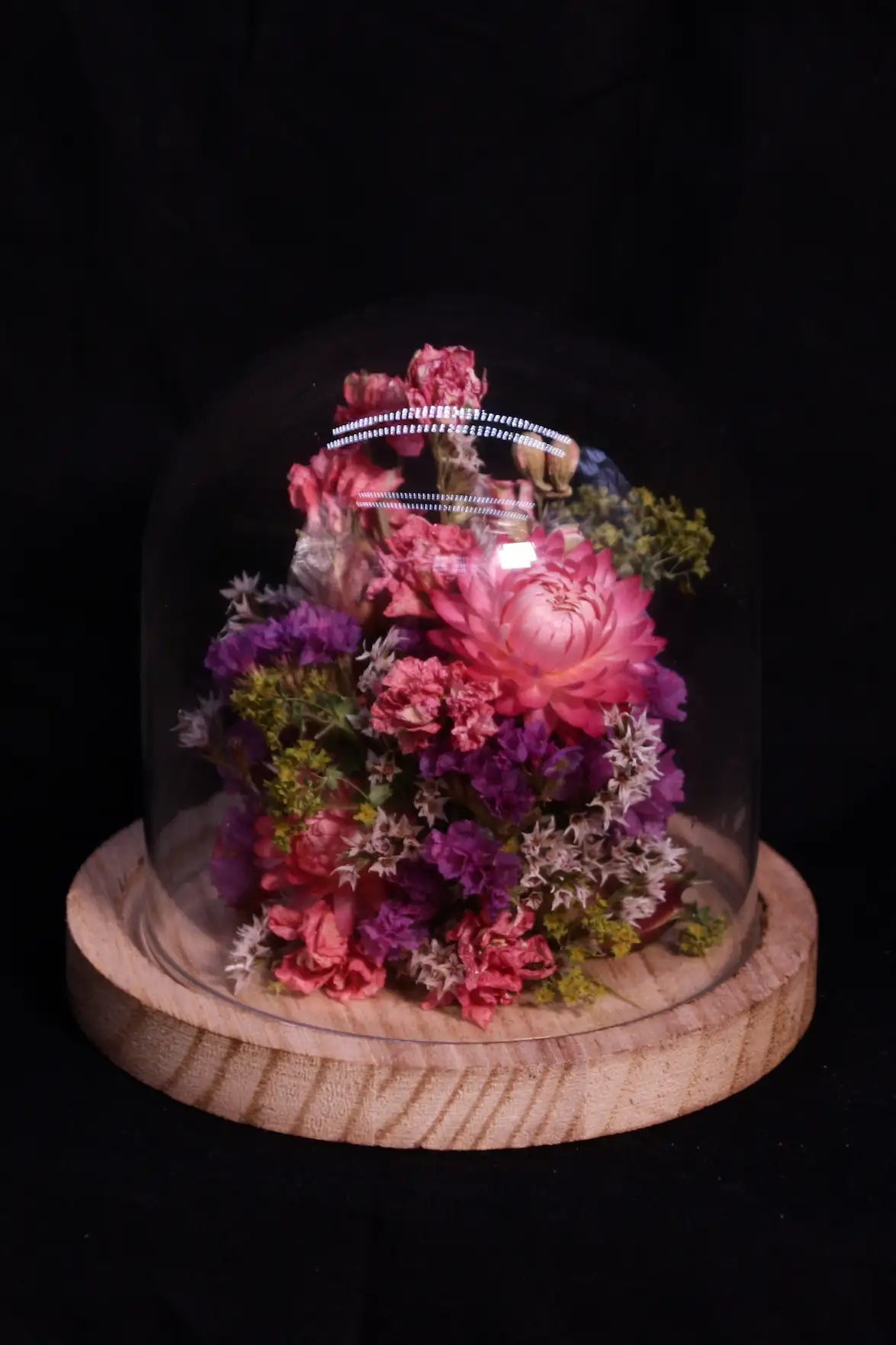 Cloche de fleurs séchées célébrant l'amour, parfaite pour offrir à la Saint-Valentin.