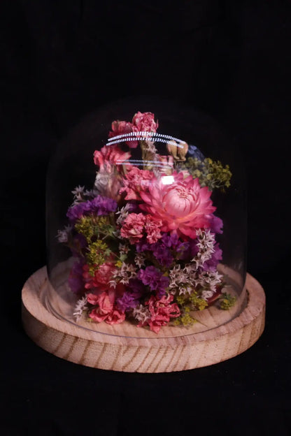 Cloche de fleurs séchées célébrant l'amour, parfaite pour offrir à la Saint-Valentin.