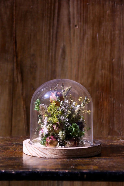 Cloche florale naturelle composée de fleurs séchées cultivées dans le respect de la nature.