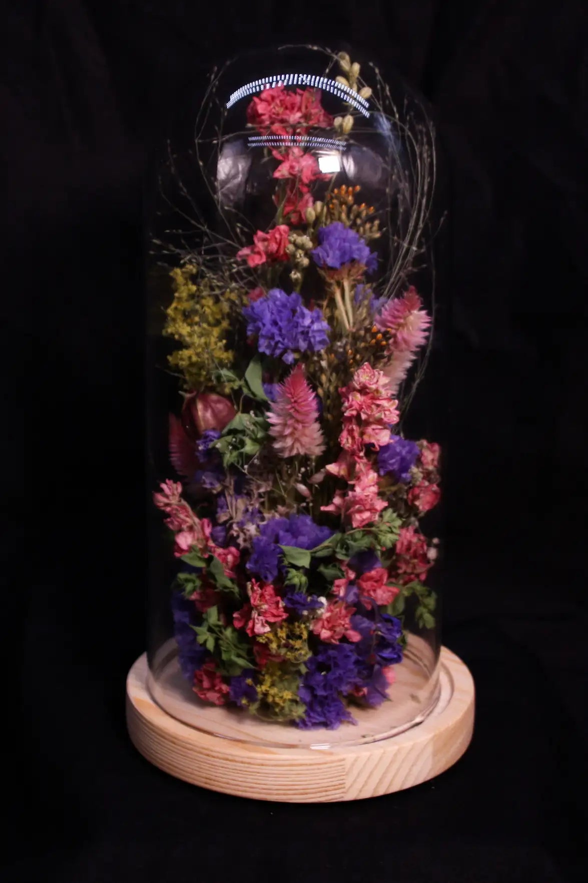 Déco bohème chic avec cette cloche de fleurs séchées aux teintes naturelles et chaudes.