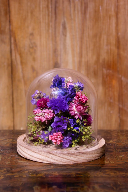 Cloche florale au design minimaliste, idéale pour décorer une table de salon ou un bureau.