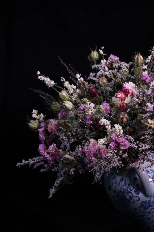 Détail des fleurs séchées roses poudrées et naturelles du bouquet Manon
