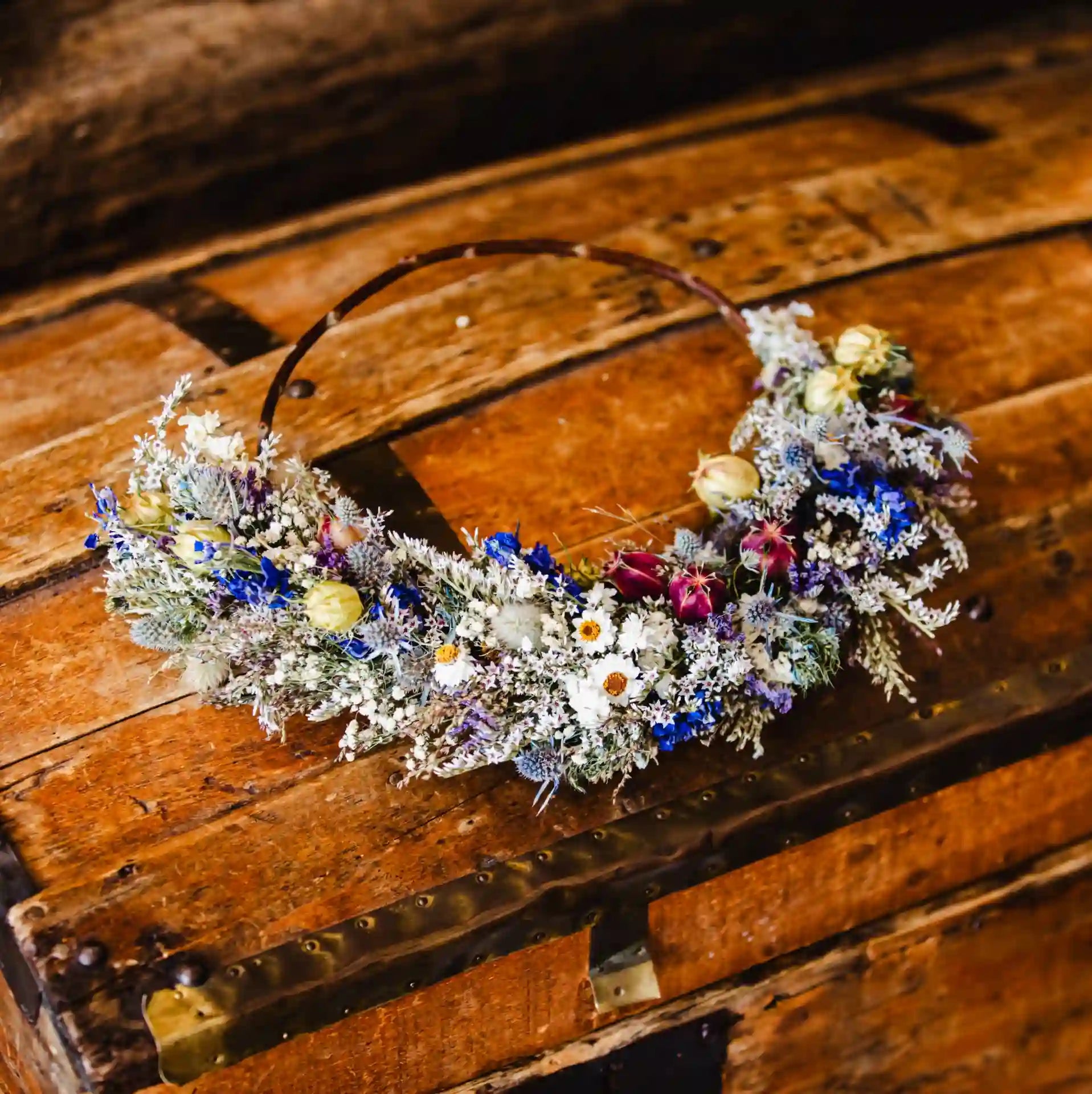 Couronne bohème chic en fleurs séchées naturelles bleutées de notre ferme florale