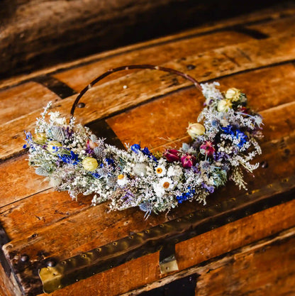 Couronne bohème chic en fleurs séchées naturelles bleutées de notre ferme florale