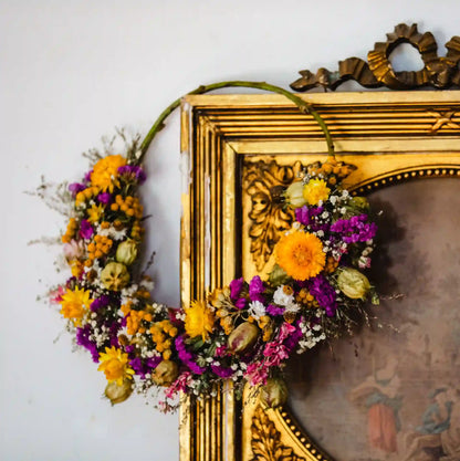 Décoration poétique pour chambre d'enfant avec la couronne de fleurs séchées suspendue Trouville