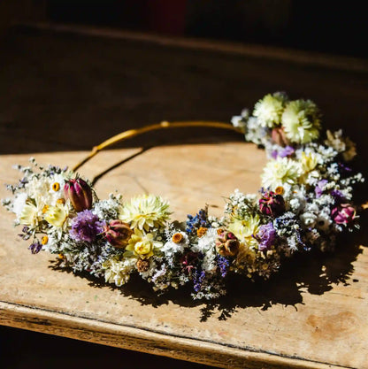 Couronne de fleurs séchées naturelle Étretat suspendue dans un salon minimaliste épuré