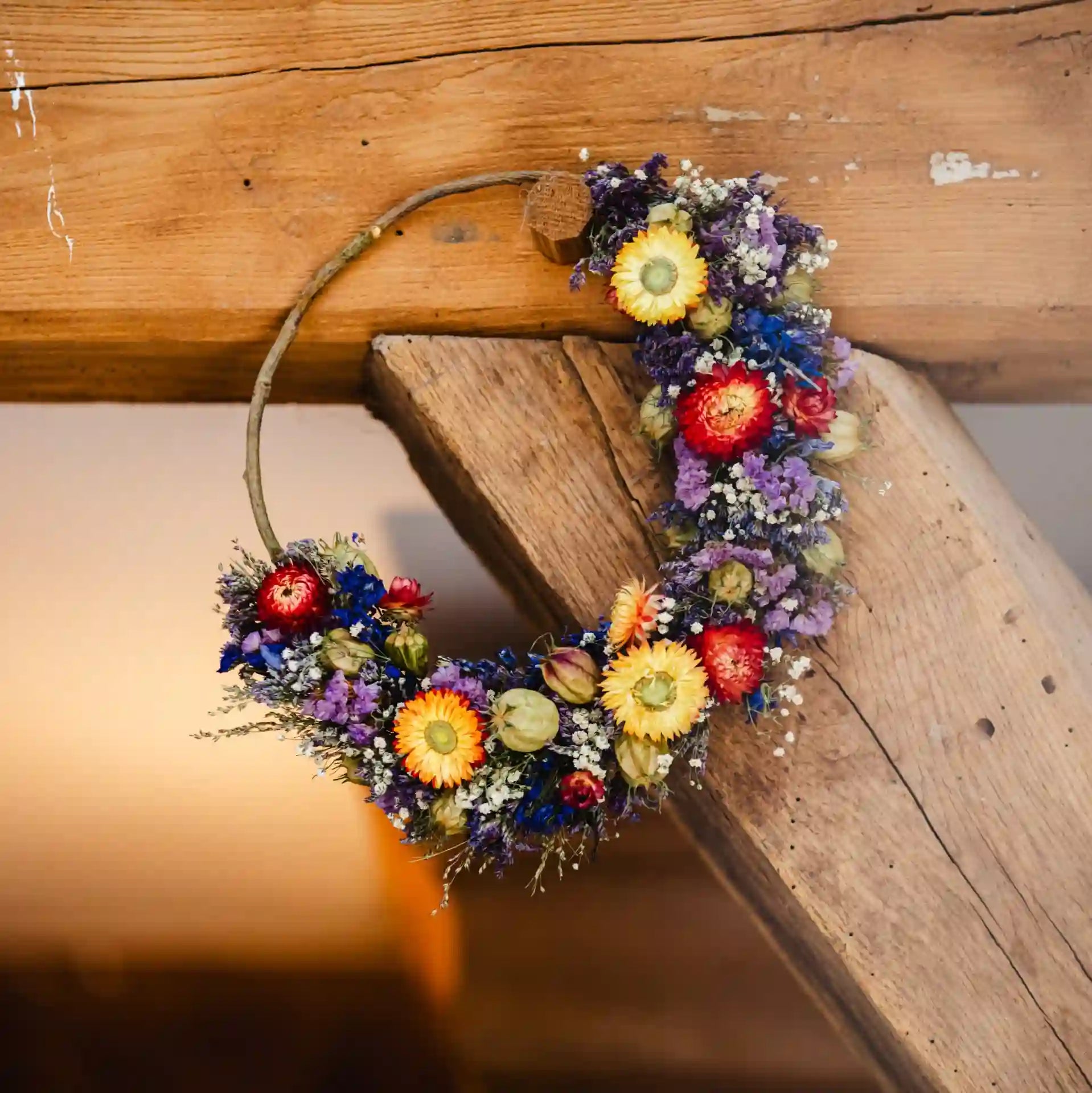 Couronne de fleurs séchées en croissant de lune Deauville dans un salon contemporain chic