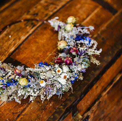 Détail des chardons bleus et delphiniums tressés sur l'anneau métallique de la couronne Cherbourg