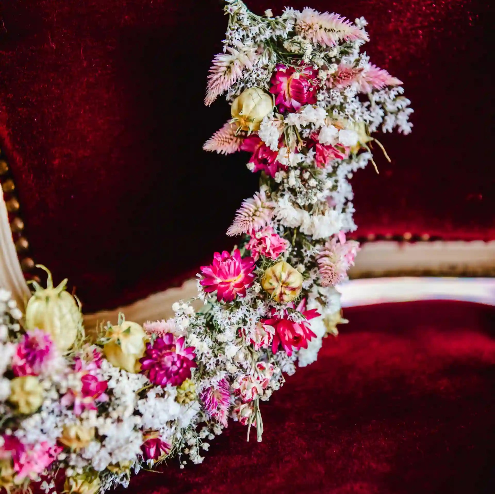 Détail du tressage du statice blanc et des immortelles roses sur le cerceau de la couronne Caen