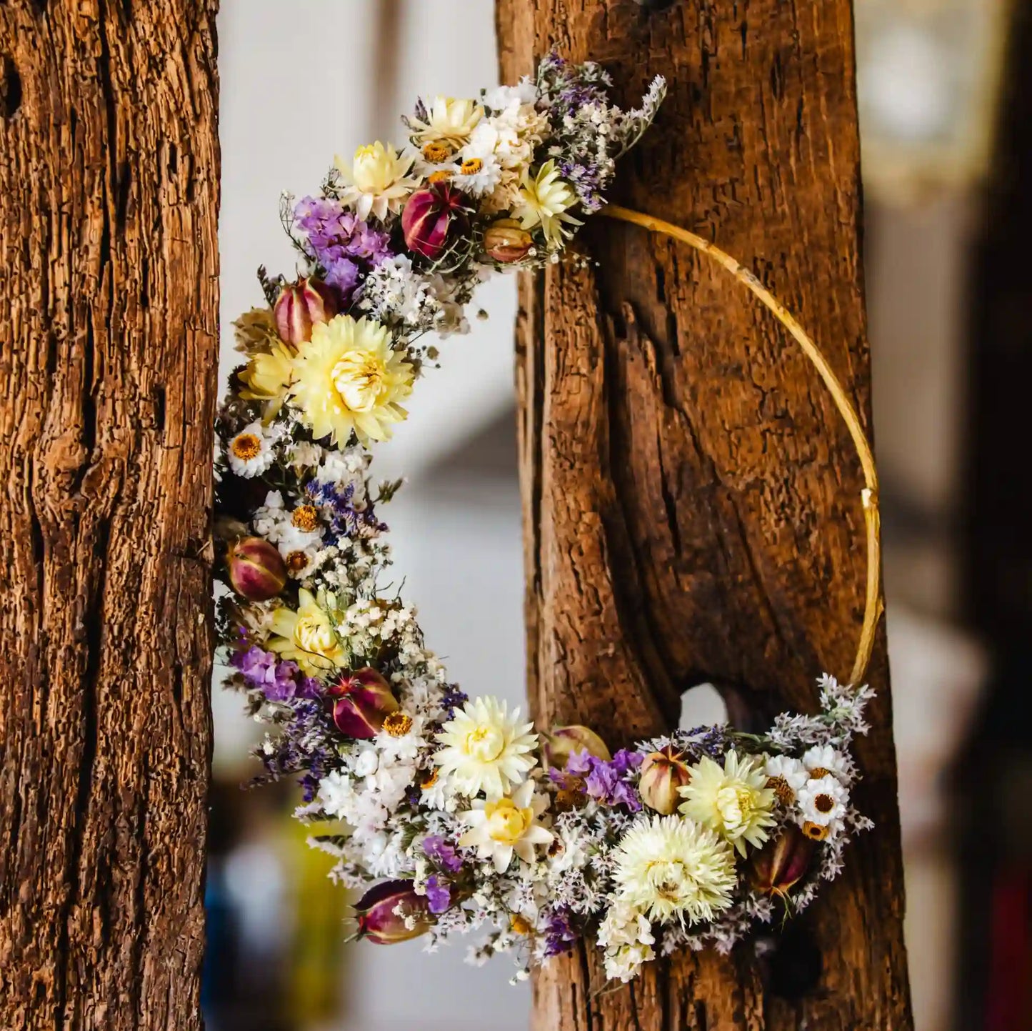 Décoration murale élégante esprit mariage bohème, couronne en fleurs séchées françaises fait main