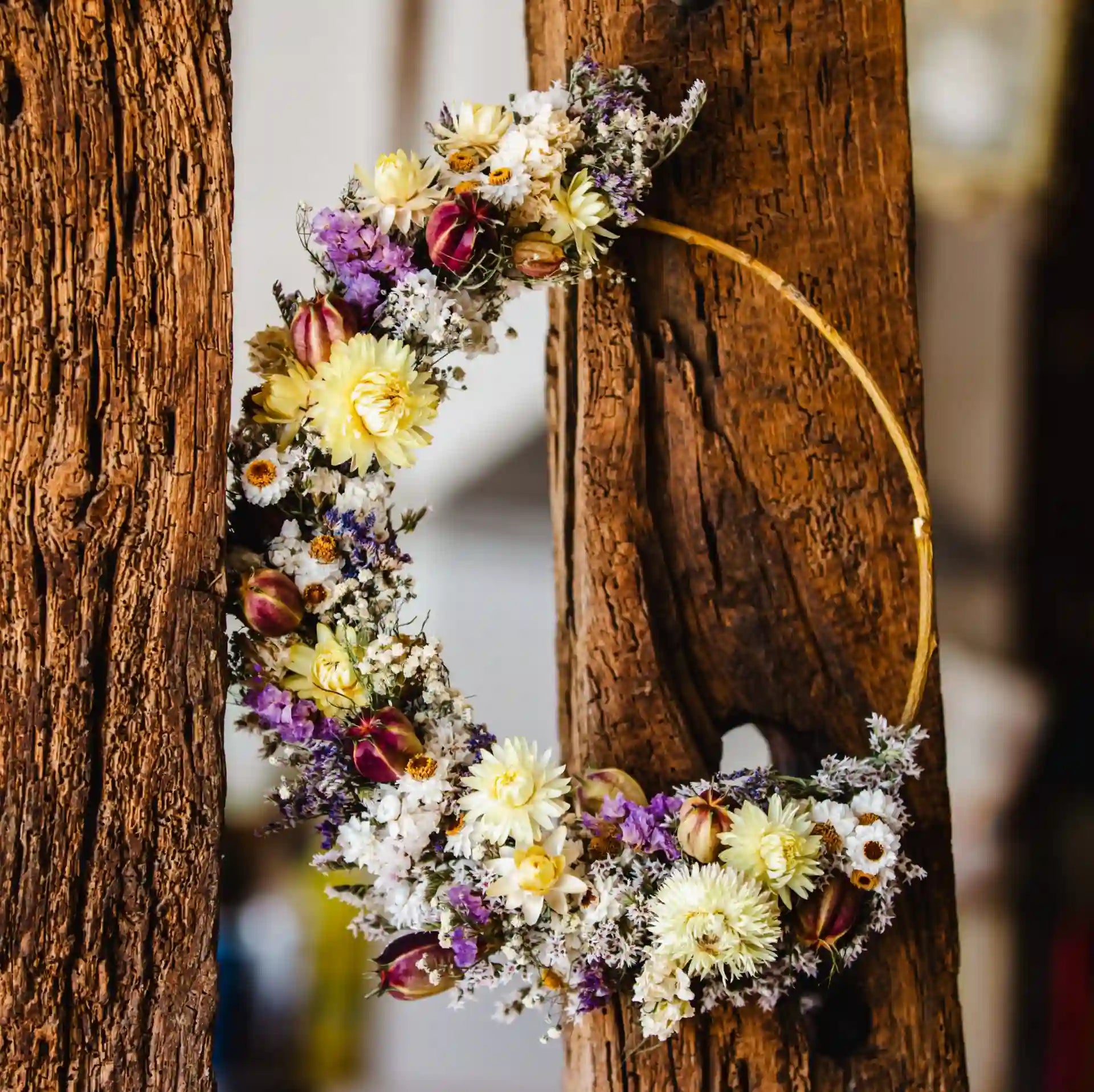 Décoration murale élégante esprit mariage bohème, couronne en fleurs séchées françaises fait main