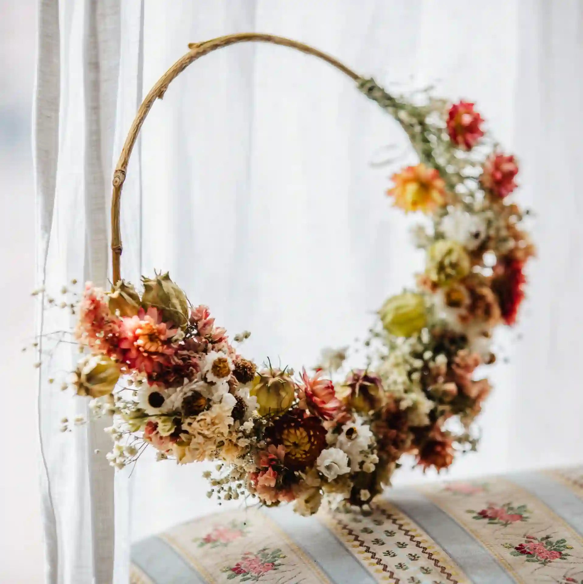Artisanat mural français : couronne demi-lune en fleurs séchées naturelles et locales
